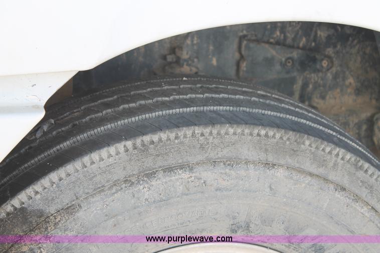 image for item J1440 2004 Freightliner Columbia semi truck