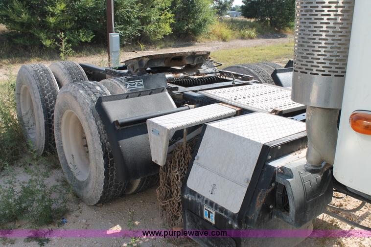 image for item J1440 2004 Freightliner Columbia semi truck