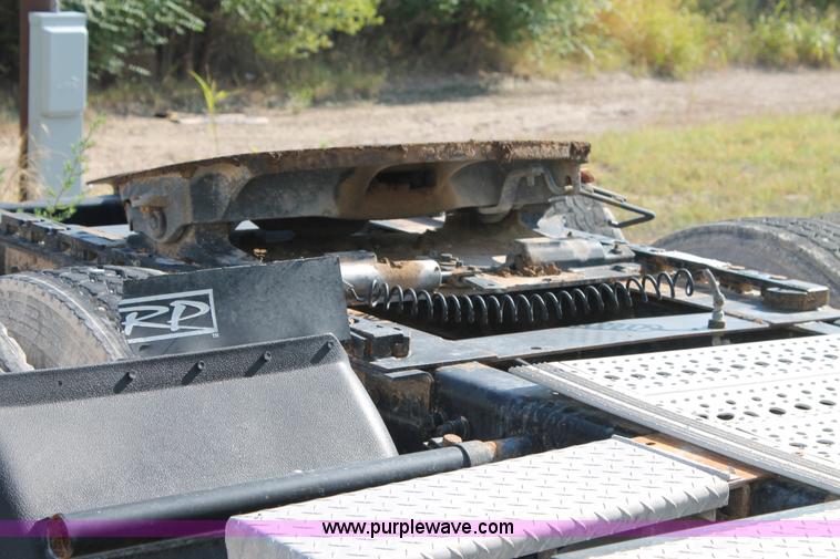 image for item J1440 2004 Freightliner Columbia semi truck