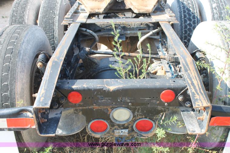 image for item J1440 2004 Freightliner Columbia semi truck