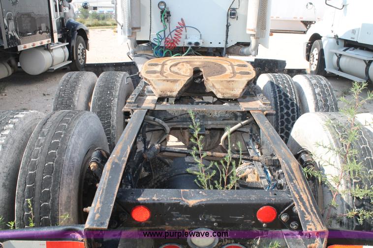 image for item J1440 2004 Freightliner Columbia semi truck