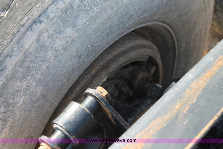 image for item J1440 2004 Freightliner Columbia semi truck