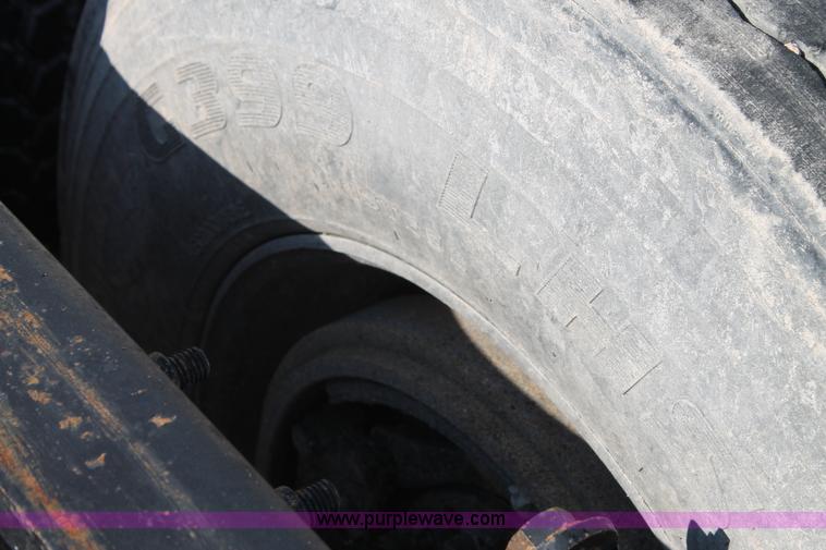 image for item J1440 2004 Freightliner Columbia semi truck