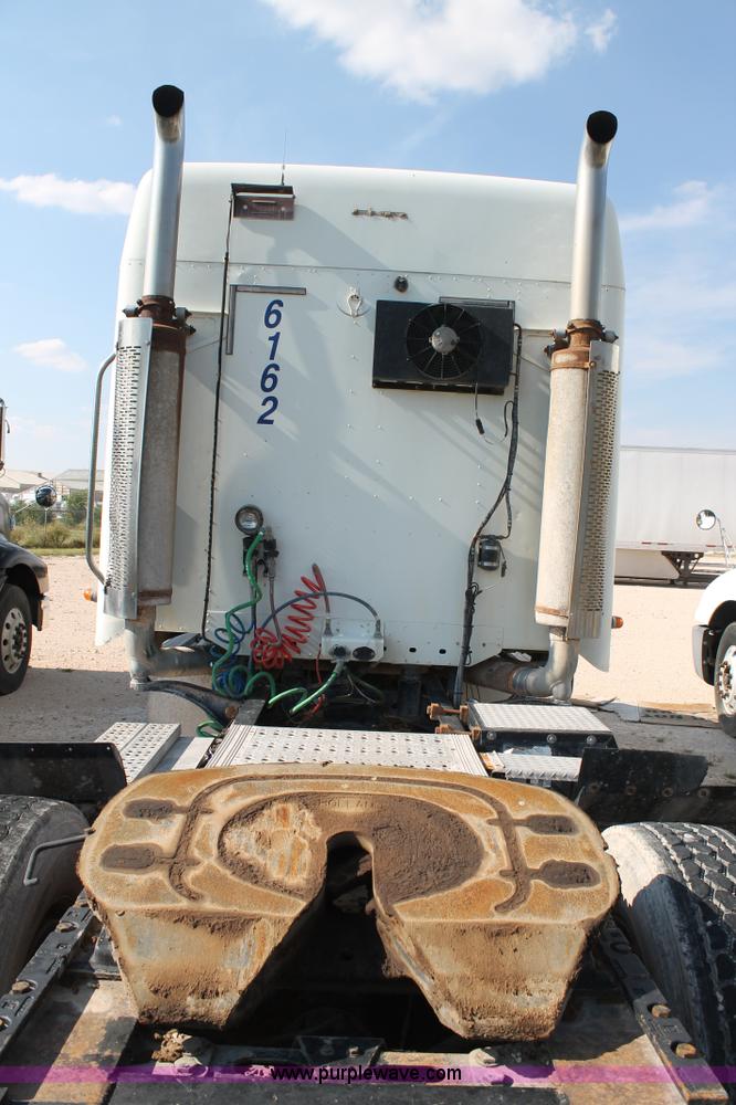 image for item J1440 2004 Freightliner Columbia semi truck