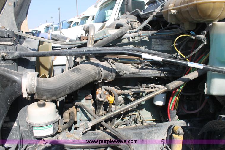 image for item J1440 2004 Freightliner Columbia semi truck