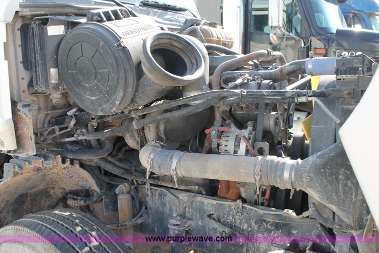 image for item J1440 2004 Freightliner Columbia semi truck