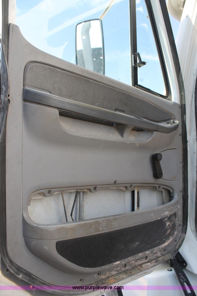 image for item J1440 2004 Freightliner Columbia semi truck