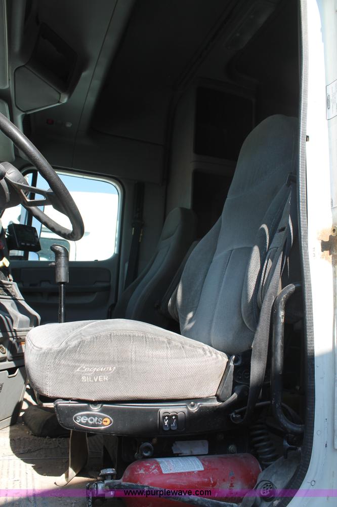 image for item J1440 2004 Freightliner Columbia semi truck