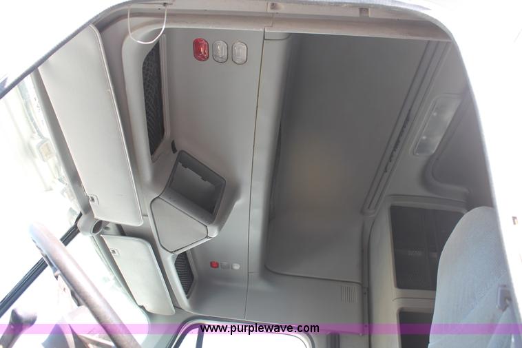 image for item J1440 2004 Freightliner Columbia semi truck