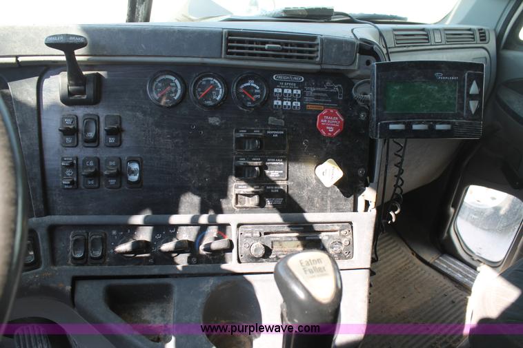 image for item J1440 2004 Freightliner Columbia semi truck