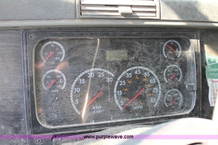 image for item J1440 2004 Freightliner Columbia semi truck