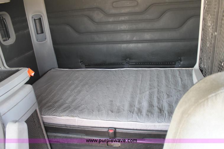 image for item J1440 2004 Freightliner Columbia semi truck