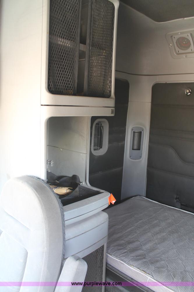 image for item J1440 2004 Freightliner Columbia semi truck