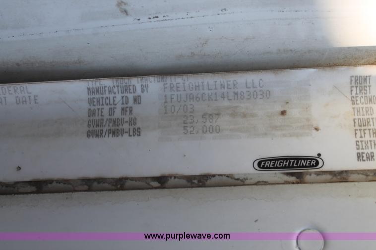 image for item J1440 2004 Freightliner Columbia semi truck