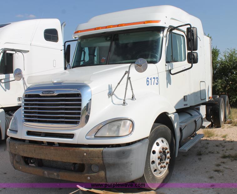 image for item J1441 2005 Freightliner Columbia semi truck