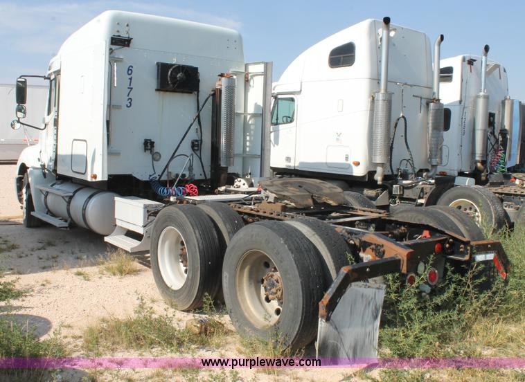 image for item J1441 2005 Freightliner Columbia semi truck