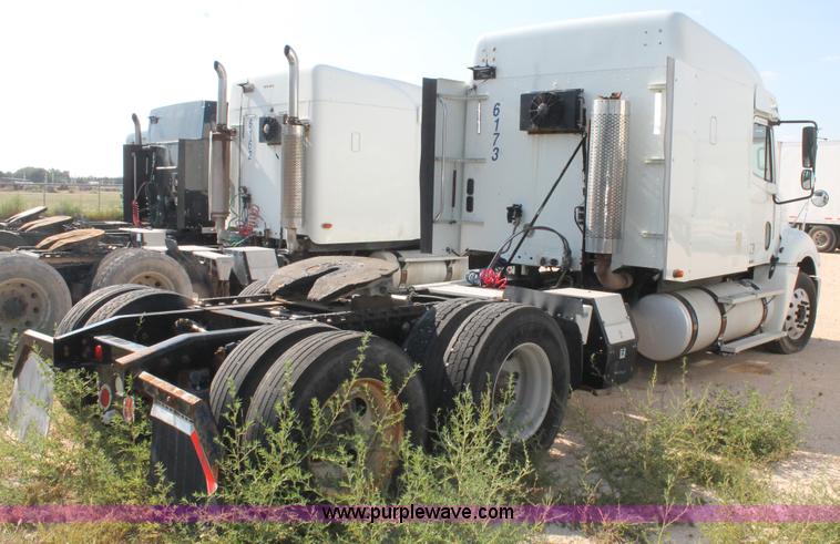 image for item J1441 2005 Freightliner Columbia semi truck