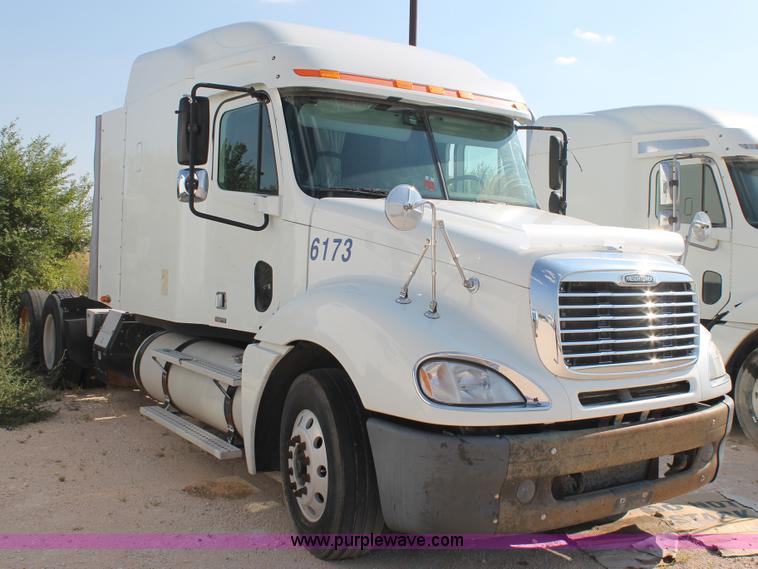 image for item J1441 2005 Freightliner Columbia semi truck