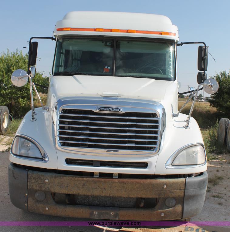 image for item J1441 2005 Freightliner Columbia semi truck