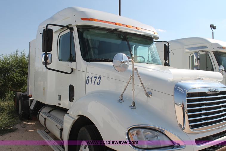 image for item J1441 2005 Freightliner Columbia semi truck
