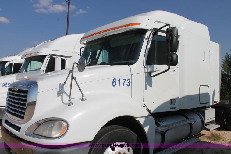 image for item J1441 2005 Freightliner Columbia semi truck