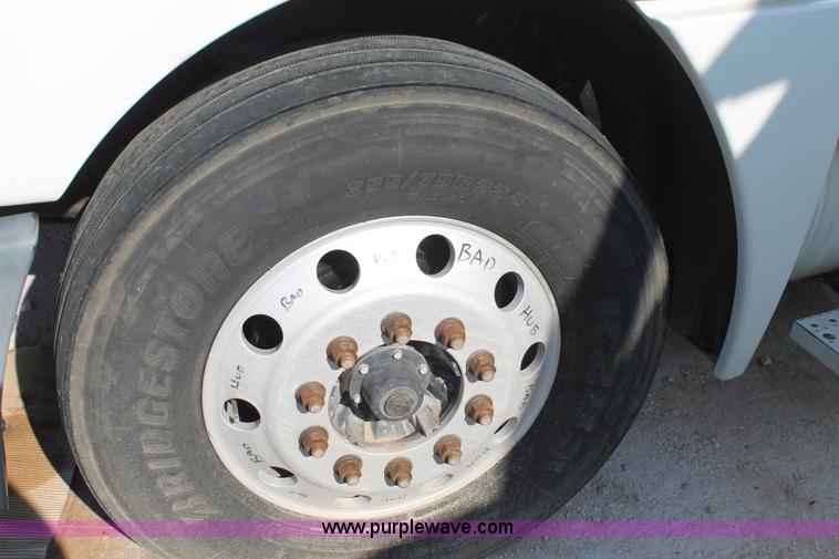 image for item J1441 2005 Freightliner Columbia semi truck