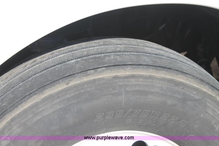 image for item J1441 2005 Freightliner Columbia semi truck