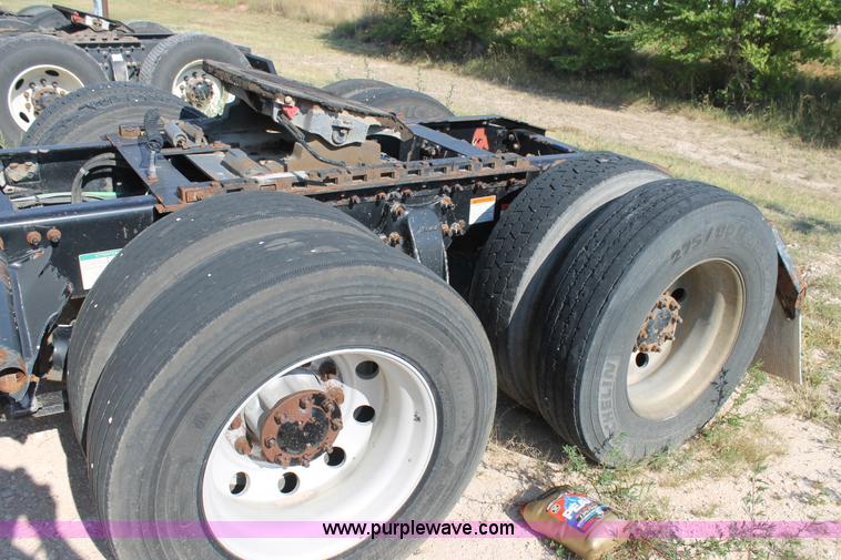 image for item J1441 2005 Freightliner Columbia semi truck