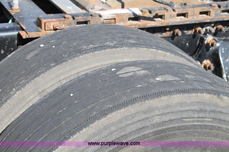 image for item J1441 2005 Freightliner Columbia semi truck