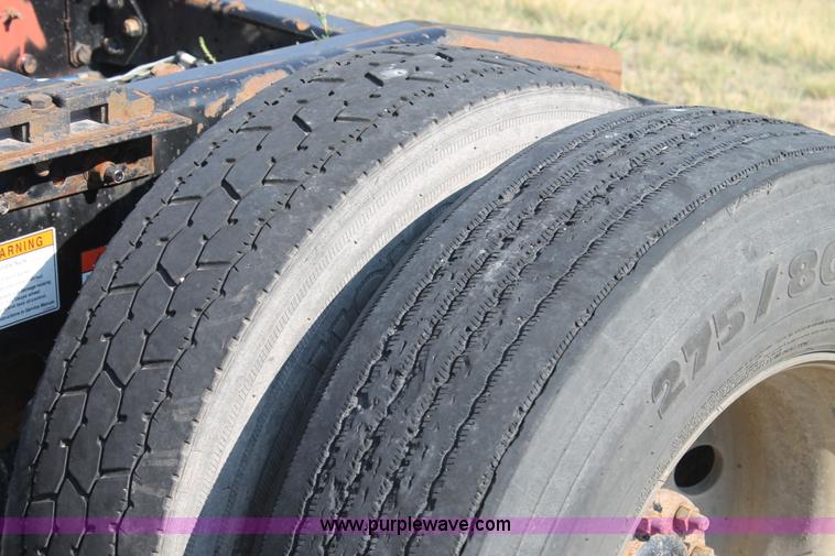 image for item J1441 2005 Freightliner Columbia semi truck