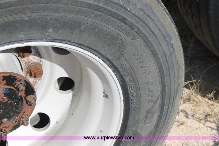 image for item J1441 2005 Freightliner Columbia semi truck