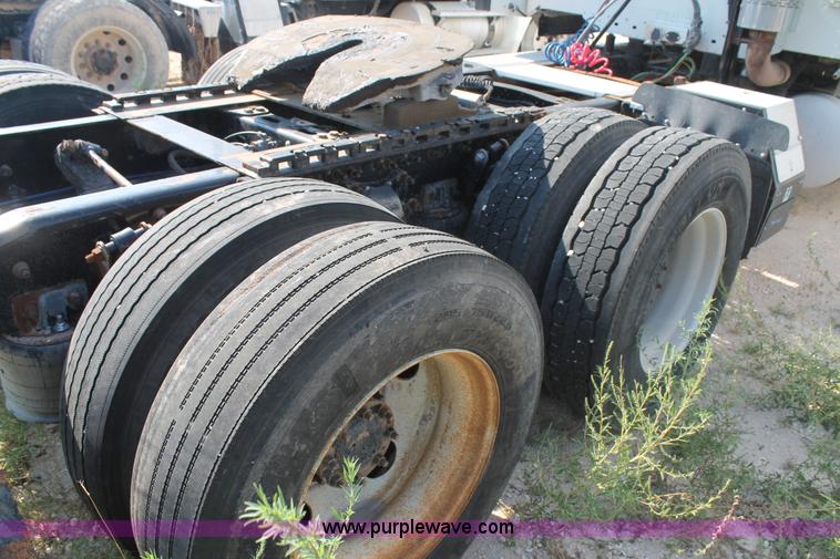 image for item J1441 2005 Freightliner Columbia semi truck