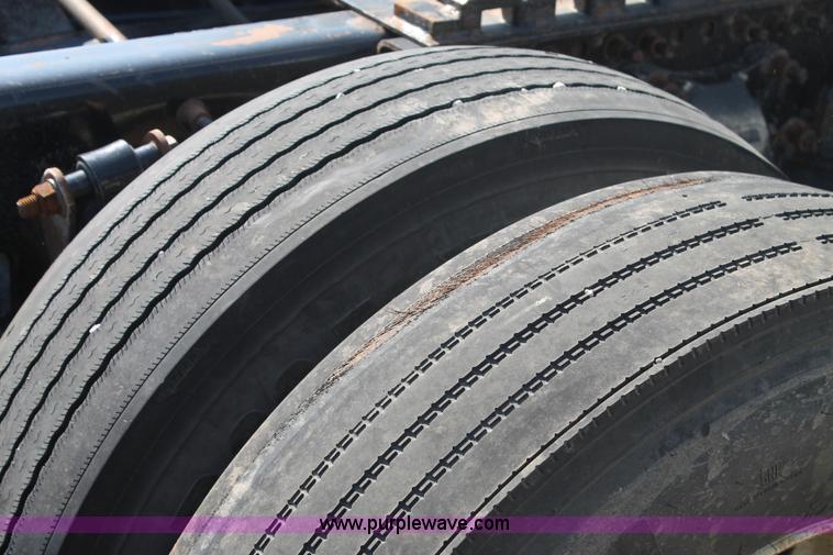 image for item J1441 2005 Freightliner Columbia semi truck