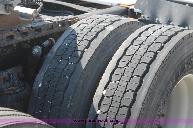 image for item J1441 2005 Freightliner Columbia semi truck