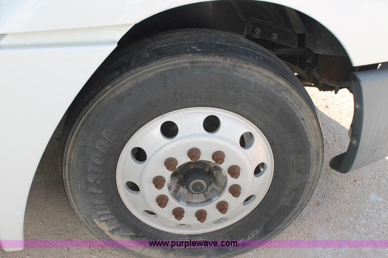 image for item J1441 2005 Freightliner Columbia semi truck