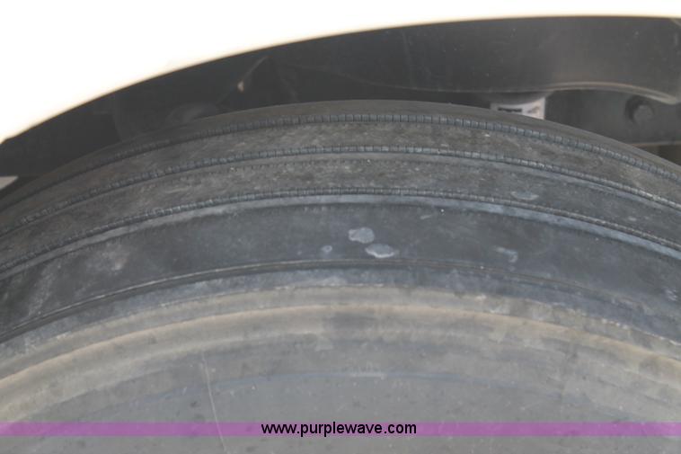 image for item J1441 2005 Freightliner Columbia semi truck