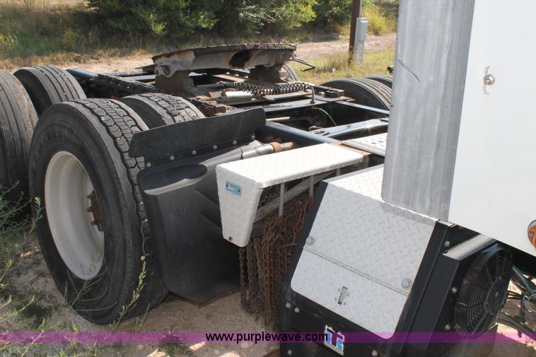 image for item J1441 2005 Freightliner Columbia semi truck