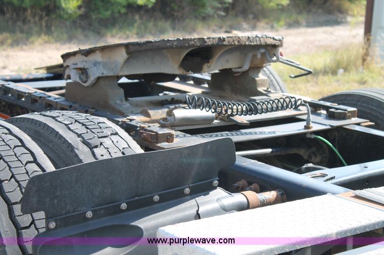 image for item J1441 2005 Freightliner Columbia semi truck