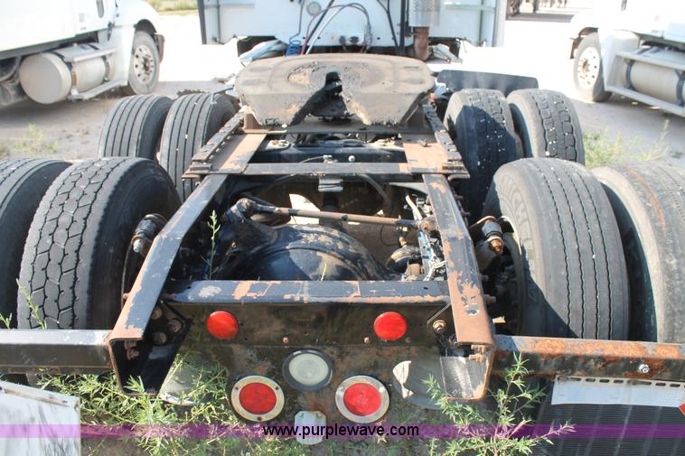 image for item J1441 2005 Freightliner Columbia semi truck