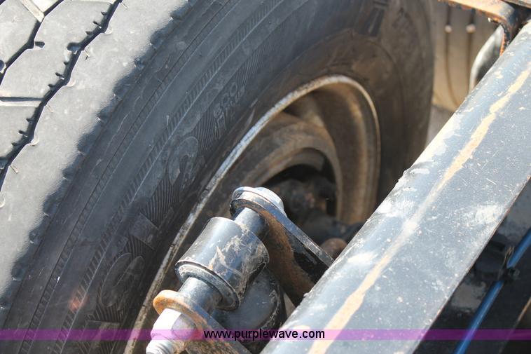 image for item J1441 2005 Freightliner Columbia semi truck