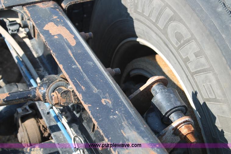 image for item J1441 2005 Freightliner Columbia semi truck