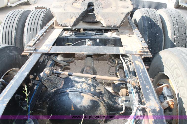 image for item J1441 2005 Freightliner Columbia semi truck