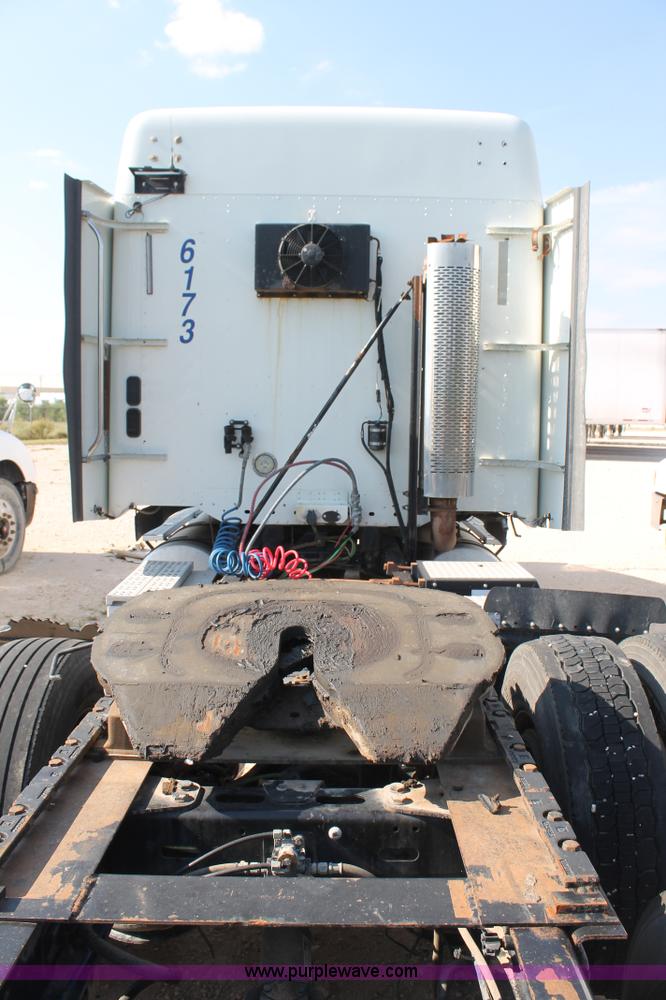 image for item J1441 2005 Freightliner Columbia semi truck