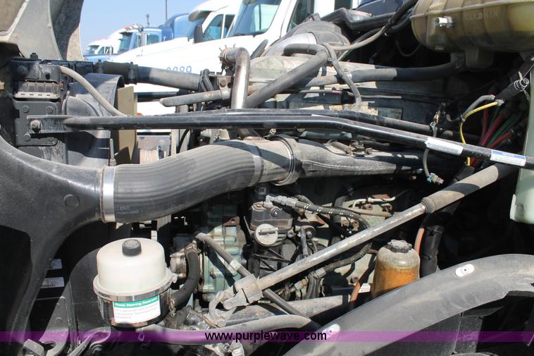 image for item J1441 2005 Freightliner Columbia semi truck