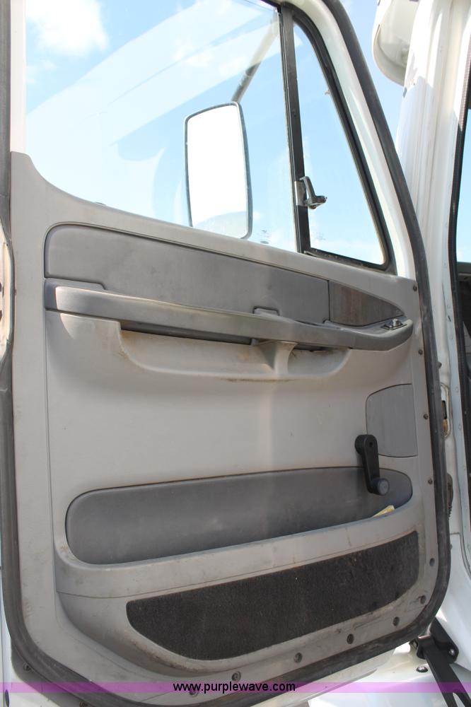 image for item J1441 2005 Freightliner Columbia semi truck