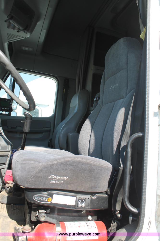 image for item J1441 2005 Freightliner Columbia semi truck