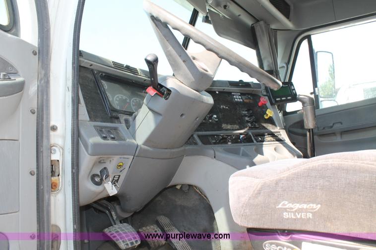 image for item J1441 2005 Freightliner Columbia semi truck