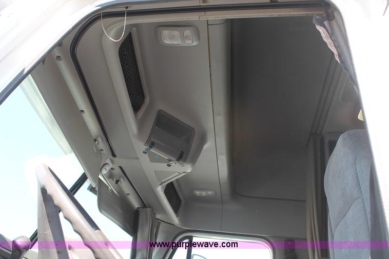image for item J1441 2005 Freightliner Columbia semi truck
