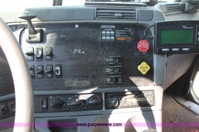 image for item J1441 2005 Freightliner Columbia semi truck