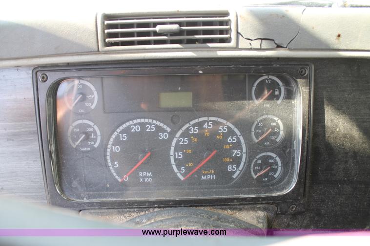 image for item J1441 2005 Freightliner Columbia semi truck